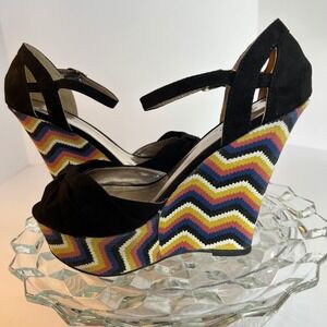 Qupid Platform Wedge‎ Sandals Black Suede Bow Ankle Strap Multicolor Zigzag